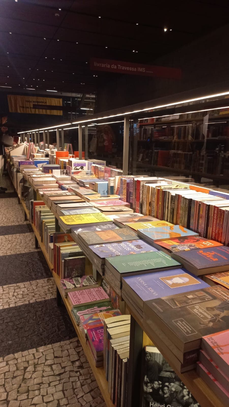 Mesa de livros em uma livraria, sugerindo reflexão, subjetividade e diálogo.